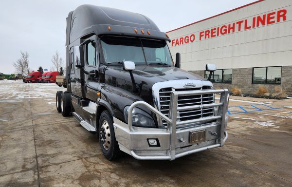 2016 Freightliner Cascadia 125 72″ Raised Roof Sleeper Consignment